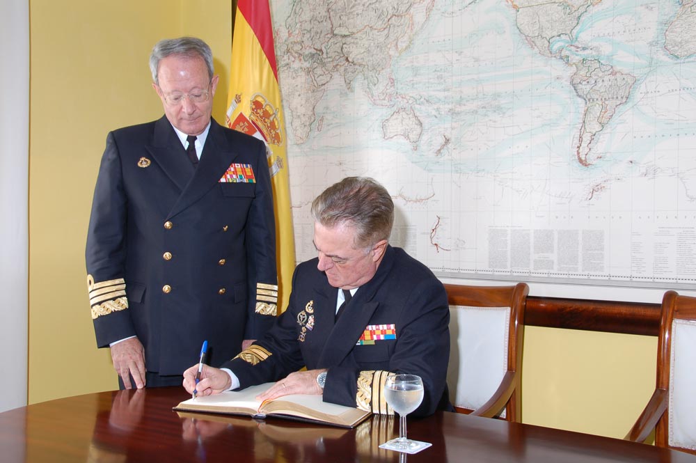 El AJEMA firma en el libro de honor del Cuartel General ed la Flota